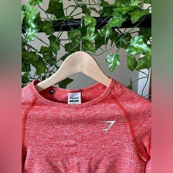 Gymshark pink crop top long sleeve with thumb holes size medium - Picture 2 of 6